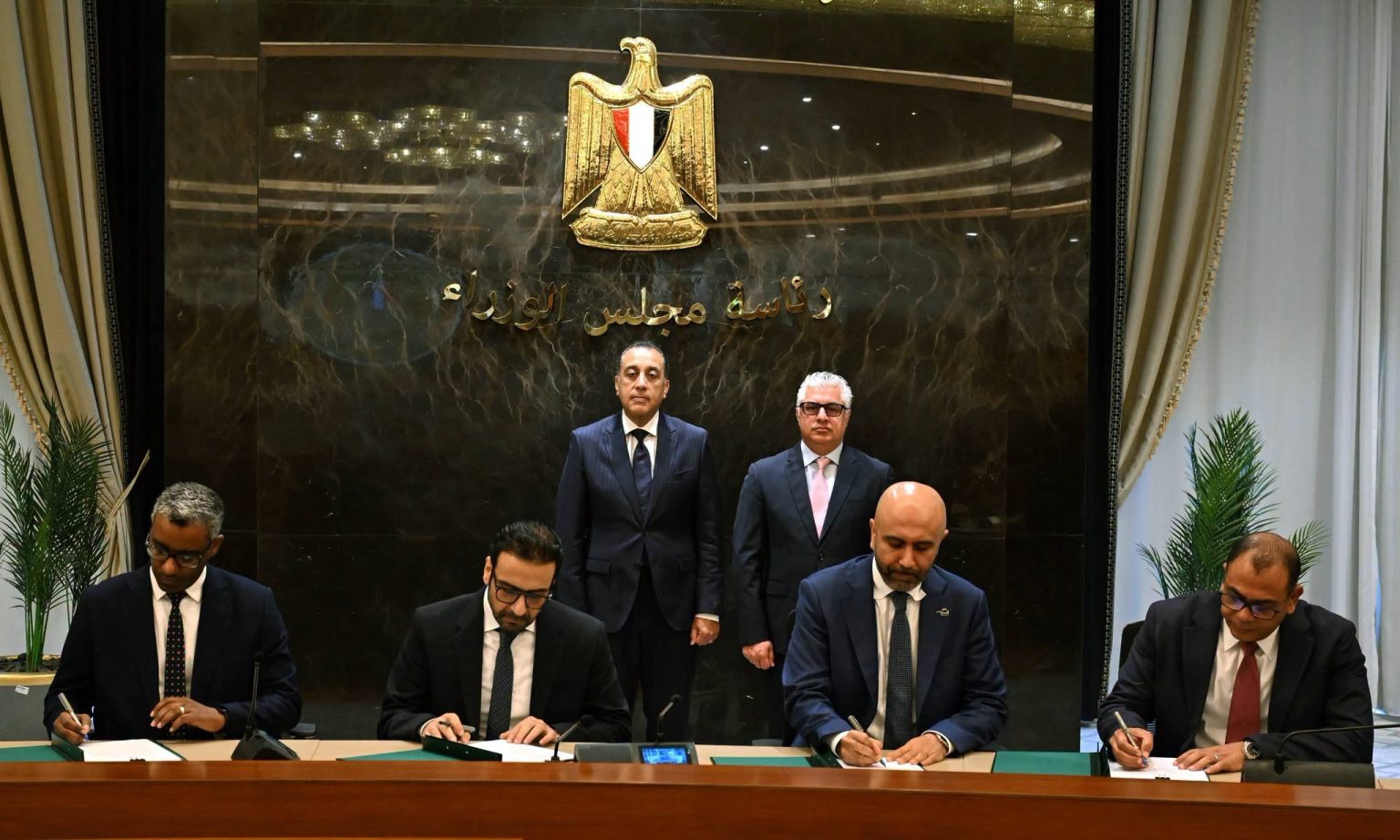 مصر مركز إقليمي للتجارة .. توقيع 3 عقود مع شركات عالمية لتقديم خدمات التخزين والتداول داخل المنطقة الاقتصادية لقناة السويس