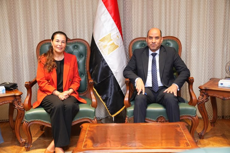 وزير العمل يلتقي رئيسة مجموعة النساجون الشرقيون ويُعلن عن 1100 فرصة عمل في مجالات الإنتاج والهندسة والتشغيل