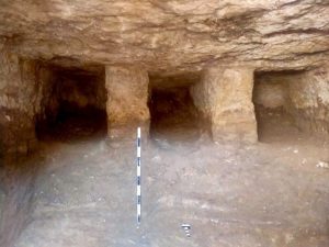 اكتشاف عدد من المقابر المنحوتة في الصخر وبقايا معسكر روماني بمنطقة تل اليهودية الأثرية بالقليوبية