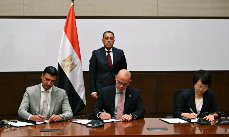 توقيع مذكرة تفاهم لإقامة قاعدة لتخطيط وإنشاء مصانع السيارات ووسائل النقل المختلفة في مصر