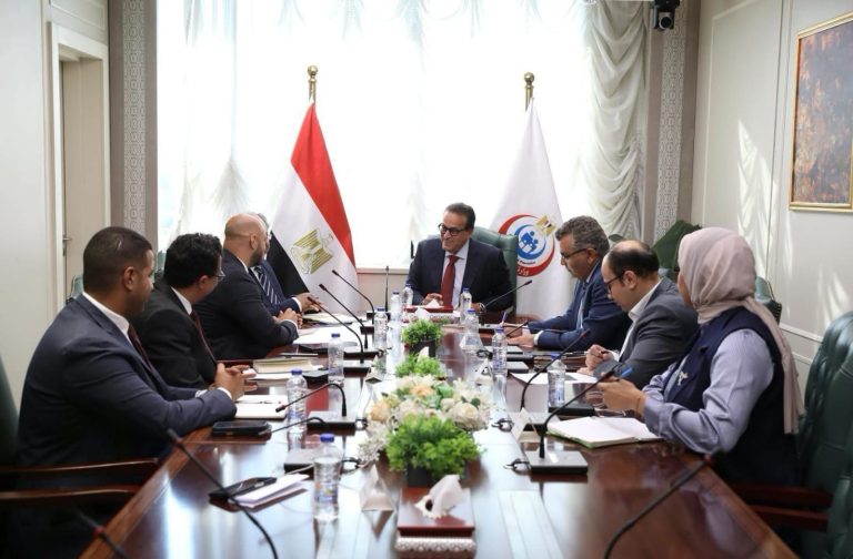 وزير الصحة يبحث مع وفد “فيليبس” العالمية تعزيز التعاون وتوطين صناعة الأجهزة الطبية المتقدمة في مصر